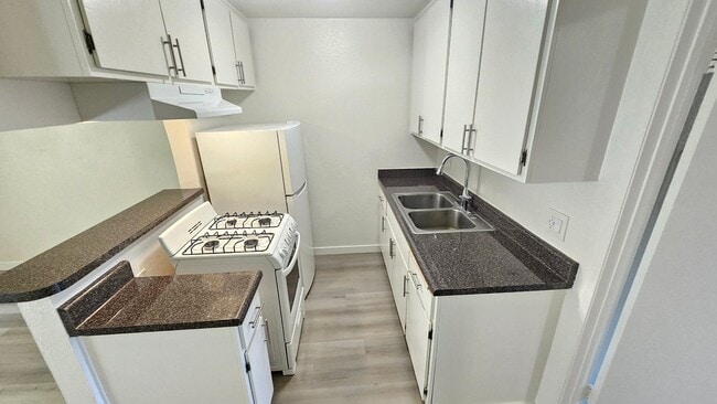 Foto del edificio - 6842 Fulton Ave
