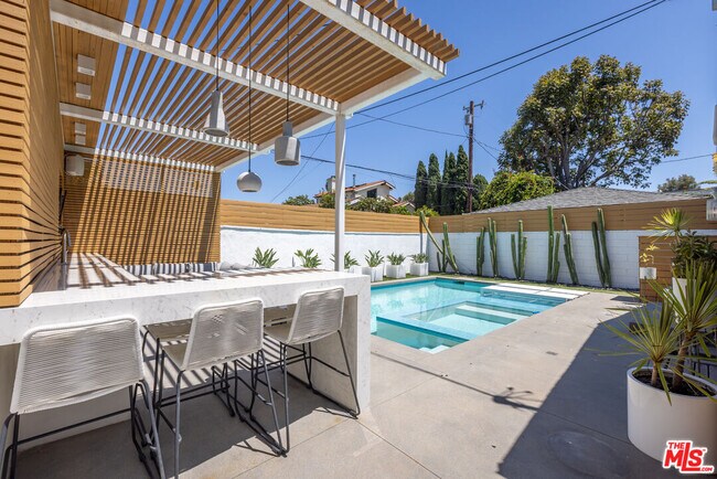 Foto del edificio - 3452 Rosewood Ave