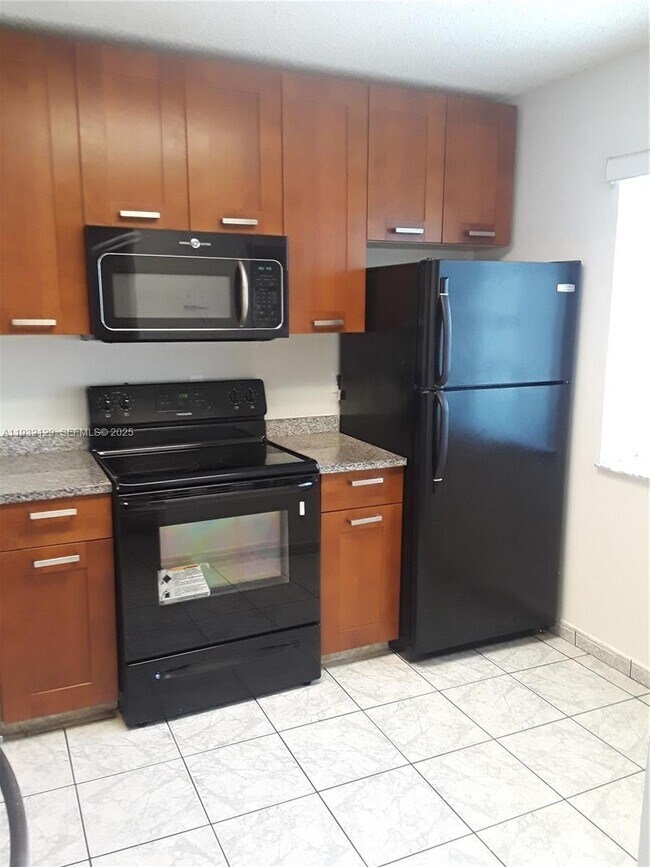 Foto del edificio - 8700 N Sherman Cir