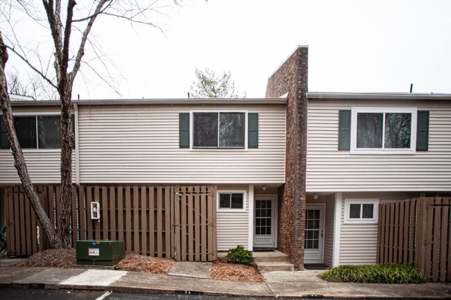 Building Photo - A Beautifully Renovated Modern Townhome!