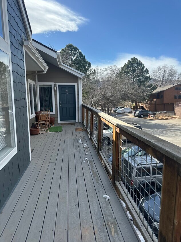 Quiet end unit - 2728 Juniper Ave