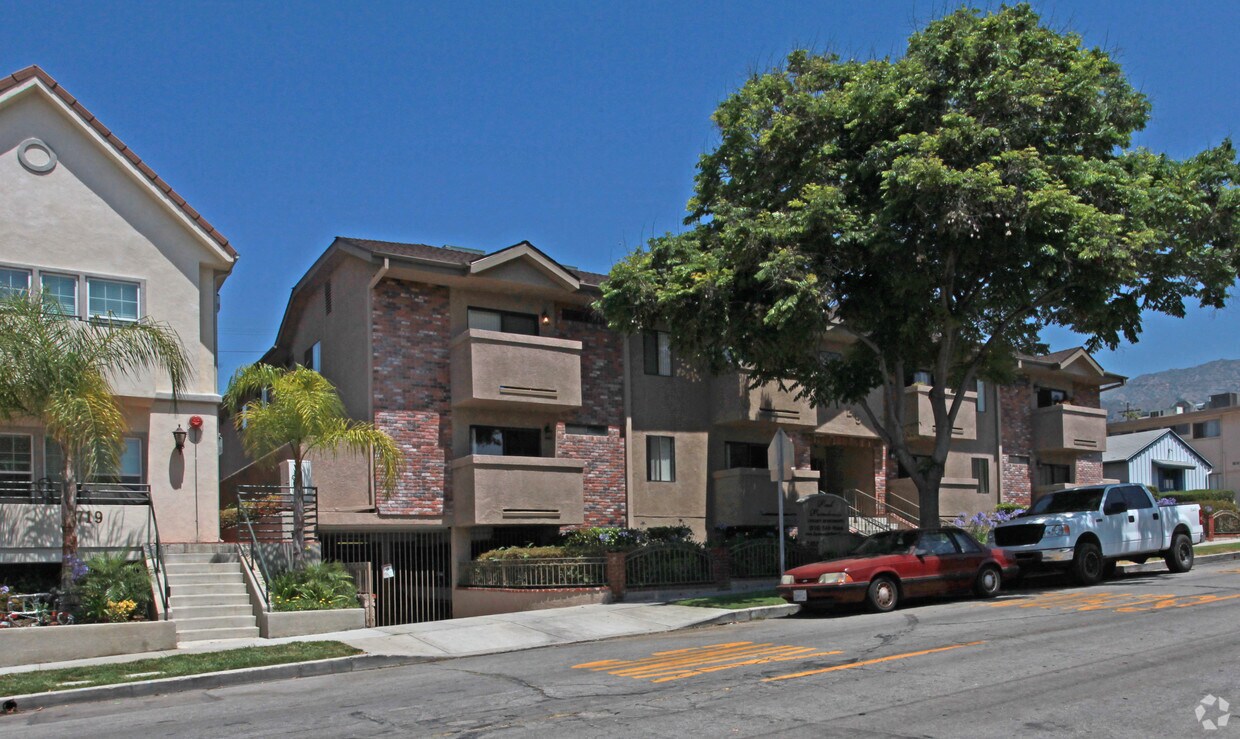 Foto del edificio - 727 E. Providencia Avenue Apartments