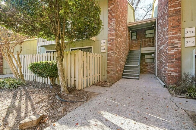 Building Photo - 742 Brentwood Pl