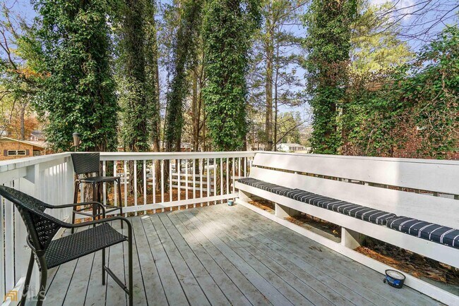 Building Photo - 1357 Oakcrest Dr SW