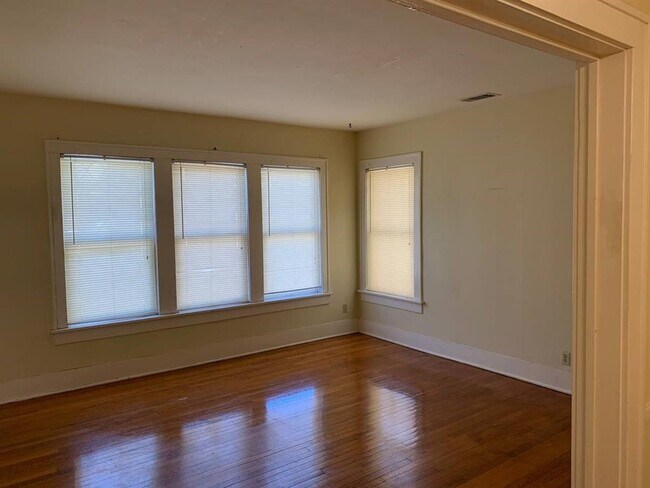 Building Photo - 401 W Clay St