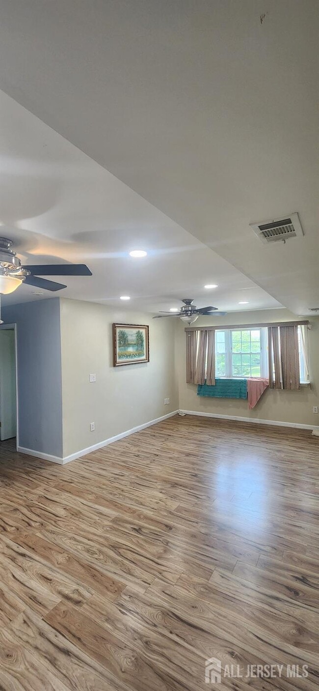 Building Photo - 420 College Dr