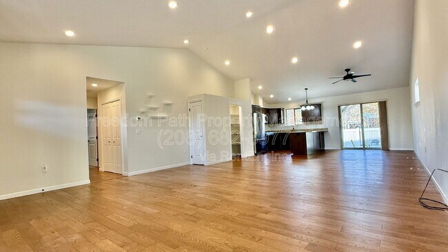 Foto del edificio - 1516 River Rock Rd