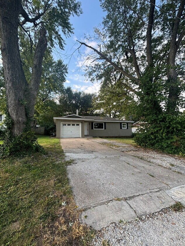 Primary Photo - Spacious 3 bedroom 1.5 bath 1 car garage