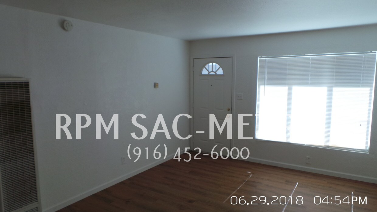 Building Photo - 2 Bed / 1 Bath Duplex In Sacramento!