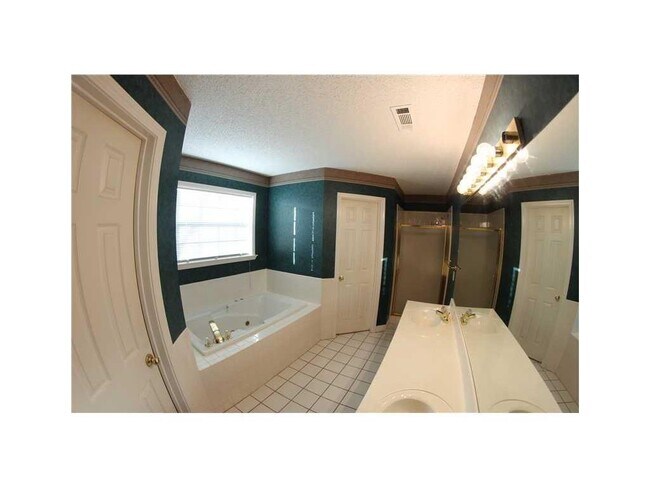 Building Photo - 3530 Redwood Dr
