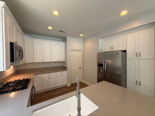 Foto del edificio - Spacious 4BD/2.5BA Home in Sorrento Valley with Pool, Backyard Patio & 2-Car Garage