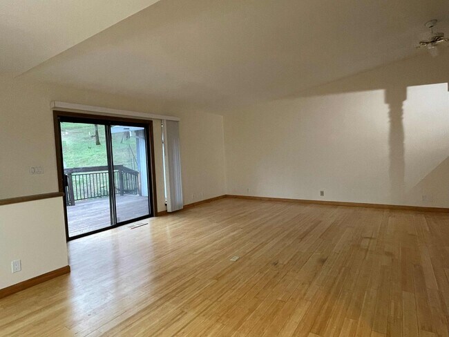 Foto del edificio - 3 bedroom 3 bath plus a large room downstairs in Lake Wildwood, Penn Valley, CA