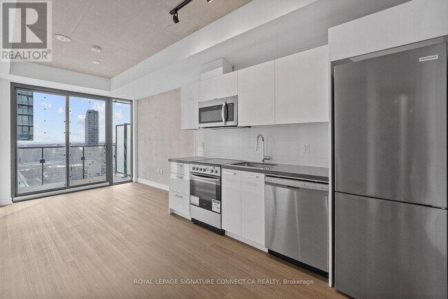 Building Photo - 284 King St E