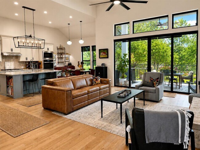 Building Photo - 365 Warbler Dr