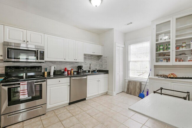 Foto del edificio - 228 E Poplar St