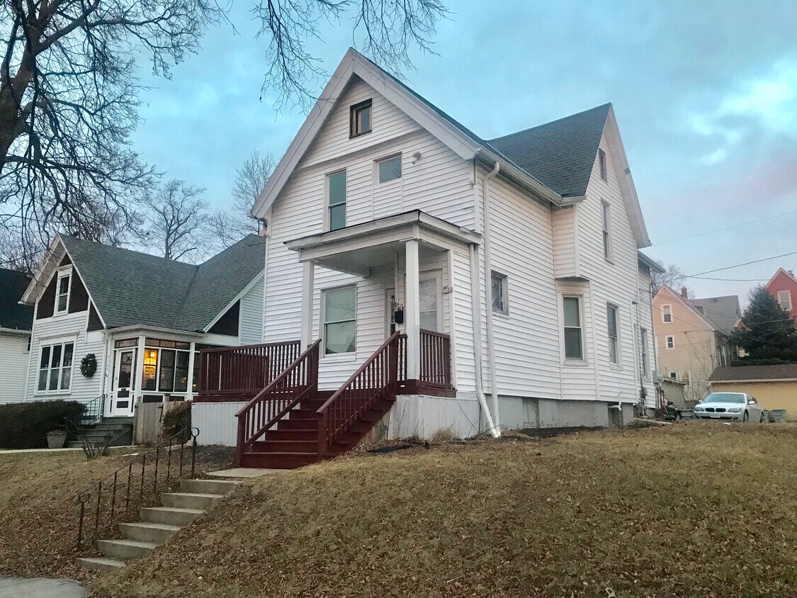Primary Photo - 3102 N Newhall St