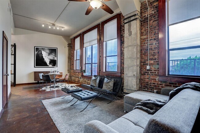 Building Photo - 2205 McKinney St