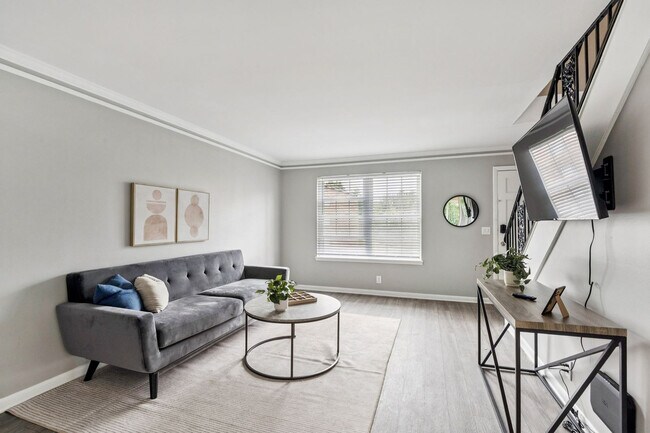 Foto del edificio - 400 Adamwood Dr
