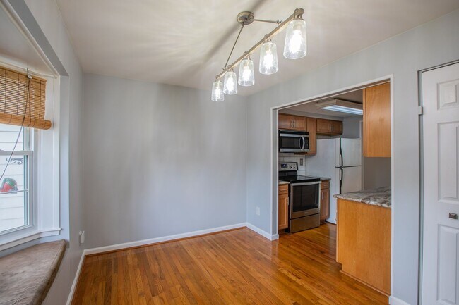 Building Photo - Gorgeous 3 BR/2.5 BA Townhome in Crofton!