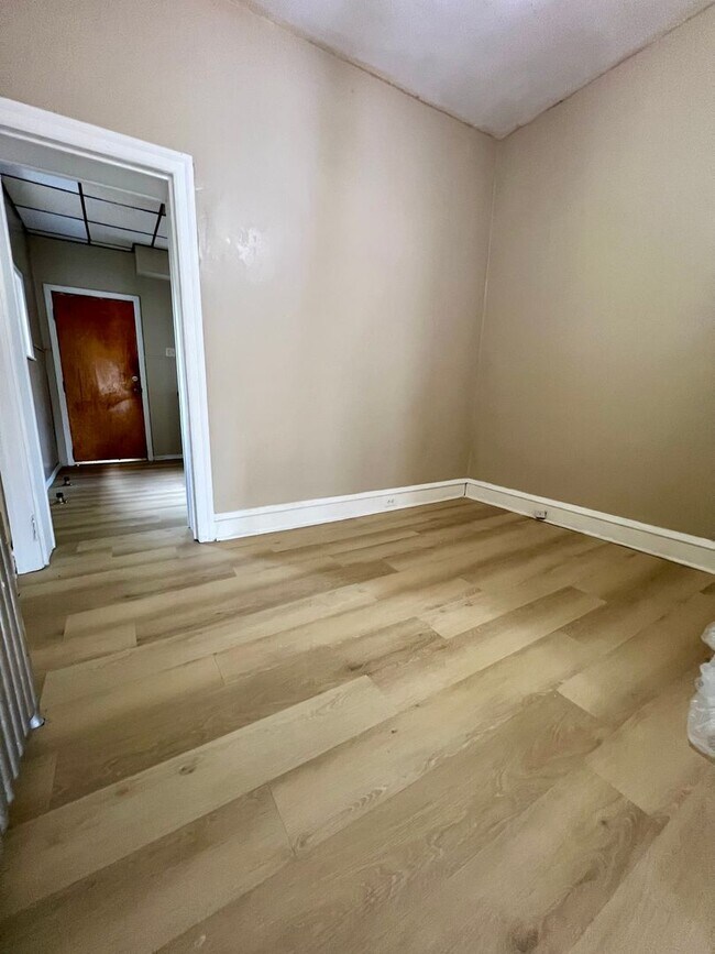 Foto del edificio - Spacious 3-Bedroom Townhome in Port Richmond! Available mid-April!