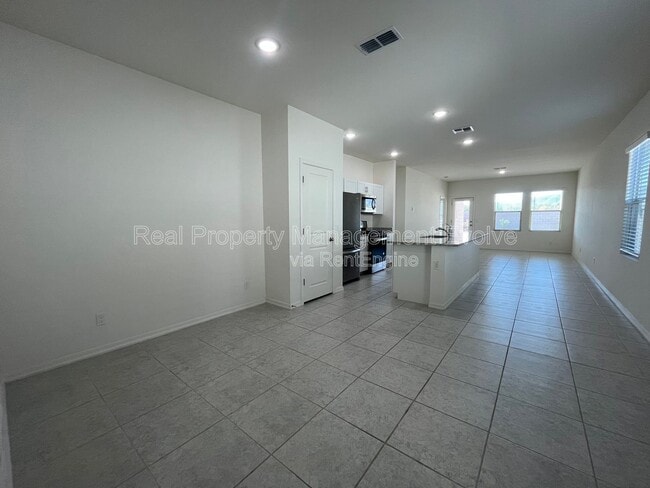 Foto del edificio - 4722 N 194th Dr