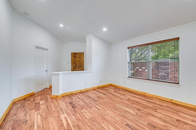 Foto del edificio - 702 Bent Wood Pl