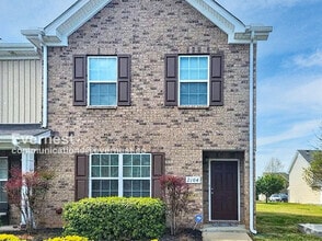 Building Photo - 2104 Debonair Ln