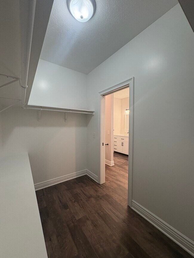 Building Photo - 205 Ridgeview Dr