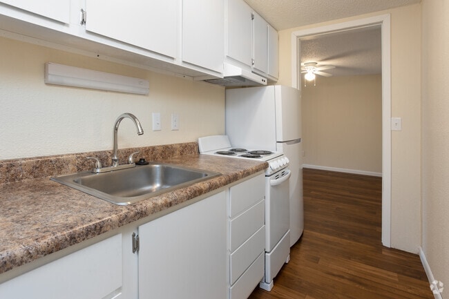 1BR, 1BA - 600SF - Palatka Oaks Apartments