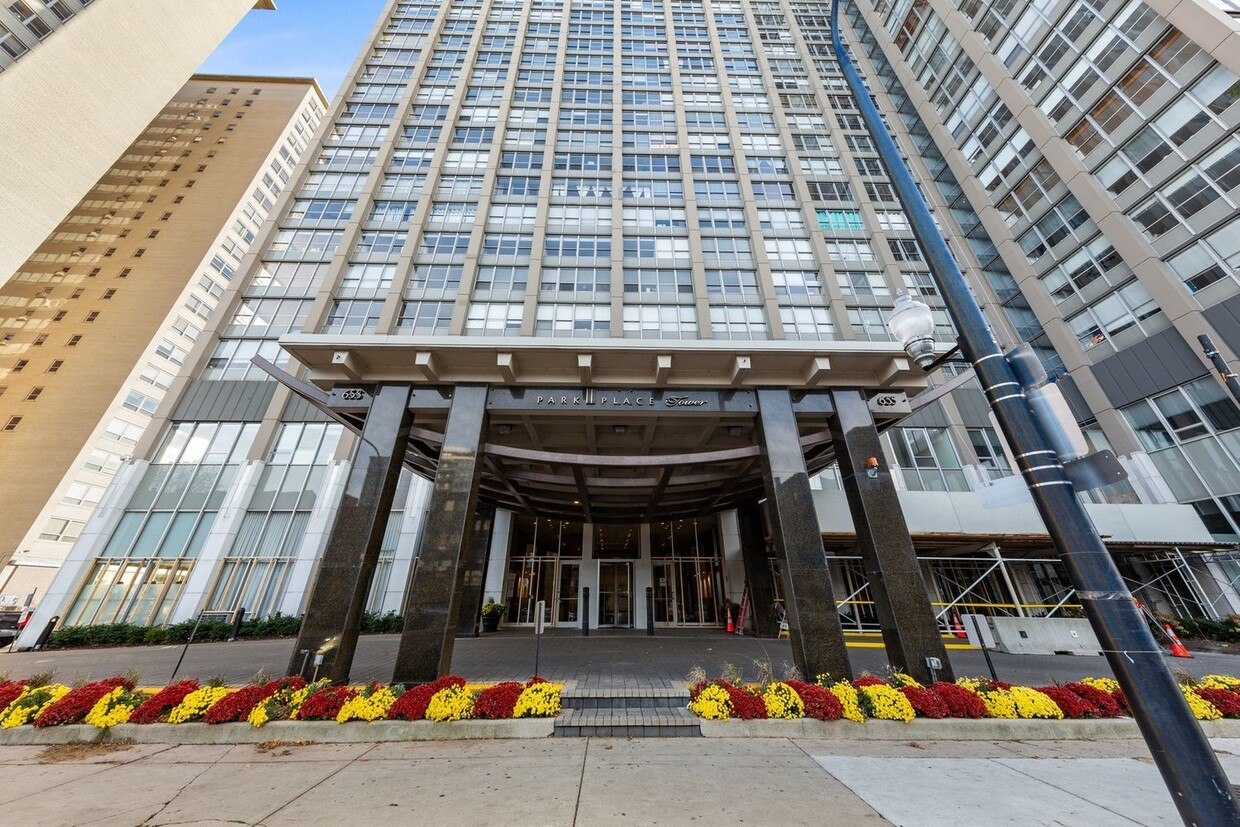 Foto principal - 655 W Irving Park Rd