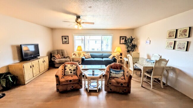 Building Photo - Annual furnished OPTIONAL 2/1 condo Island life
