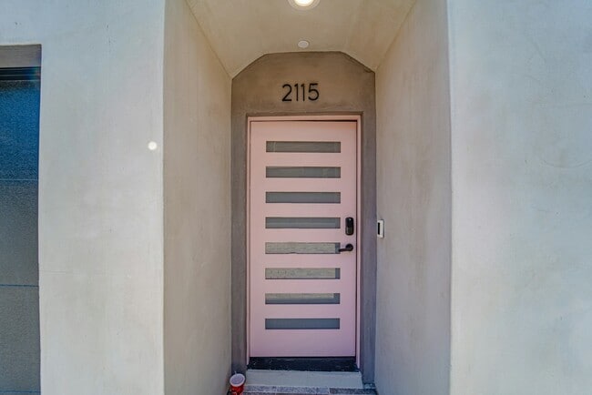 Foto del edificio - 2115 Holly Dr