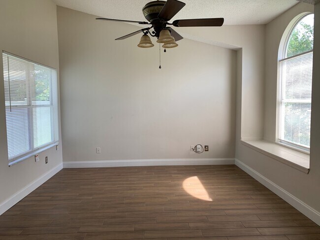 Foto del edificio - 3 Bedroom Remodeled Home in Surrey Ridge