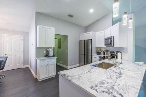 Foto del edificio - 12725 Shoreline Dr