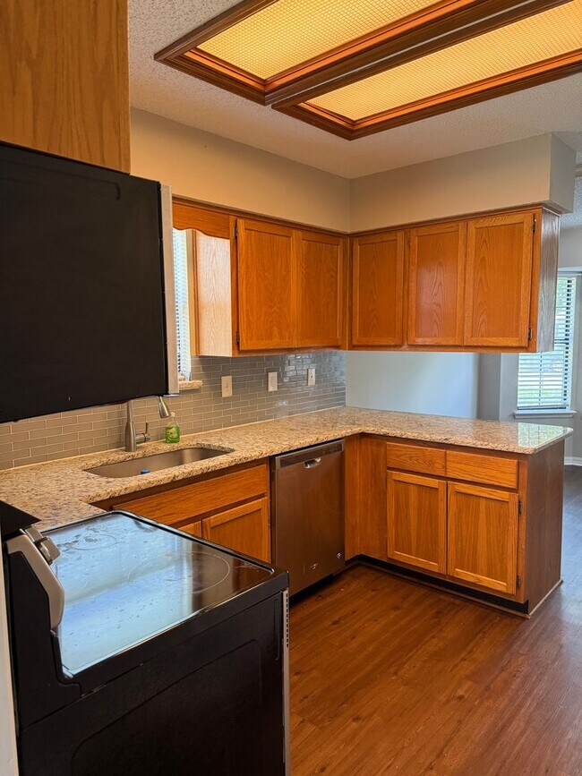 Foto del edificio - 3 Bed 2.5  Bath TWO Story Home