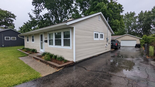 Building Photo - 4370 Circle Dr
