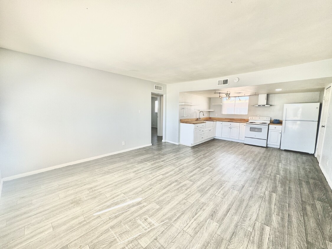 Foto principal - Newley Renovated 2 bed, 1 bath Upstairs Co...