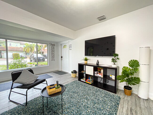 Unidad A Sala de estar minimalista moderna - 854 SW 11th Ct