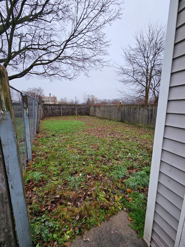 Large fenced backyard - 348 Indiana Ave SW