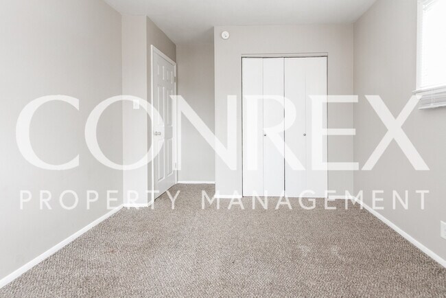 Building Photo - Spacious Home Bi-Level Home