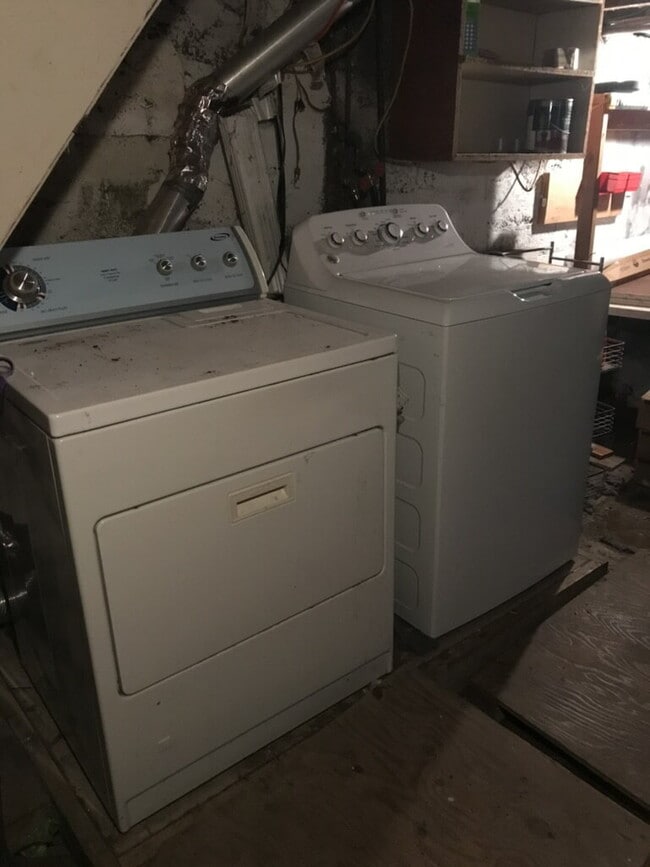 Building Photo - 2 Bedroom half double in N. end of Wilkes Barre