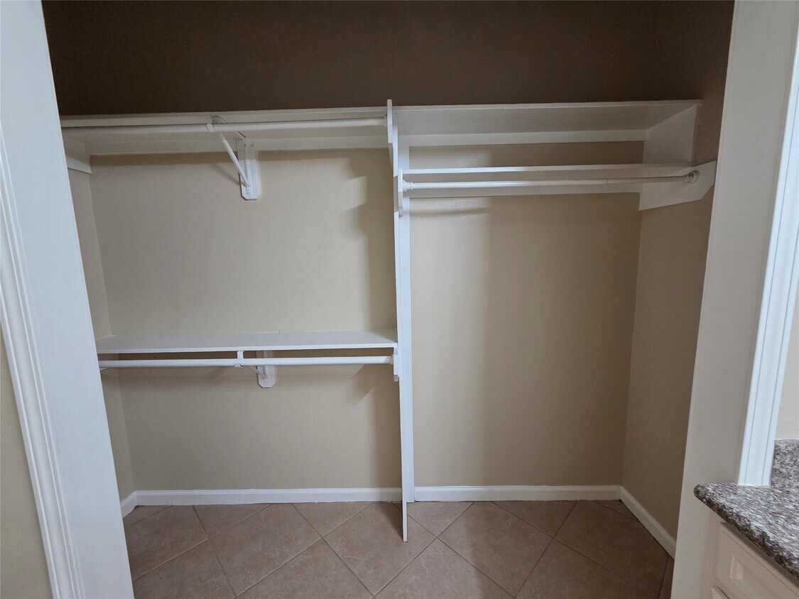 Building Photo - 928 Runneburg Rd