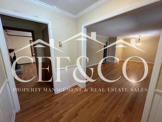 Foto del edificio - 308 Pine Lake Ct