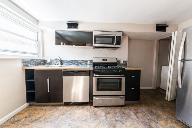 Building Photo - AVAILABLE JUNE 2026 - 3 Bedroom Home in Prime MT. WASHINGTON Location!