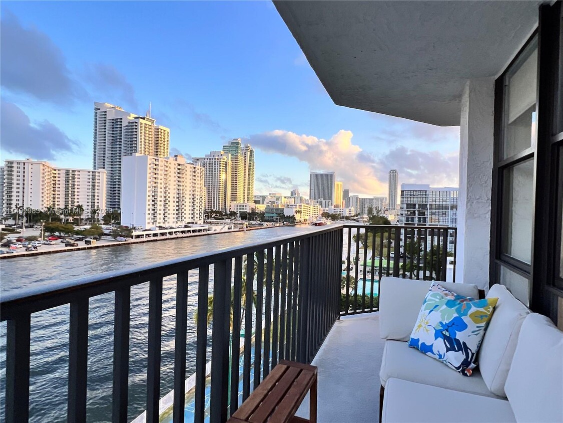 Foto principal - 1000 Parkview Dr