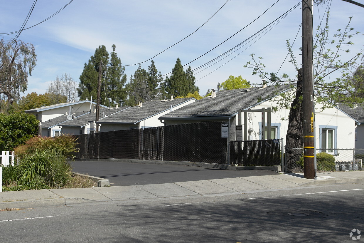 Building Photo - 4041-4067 Vineyard Ave