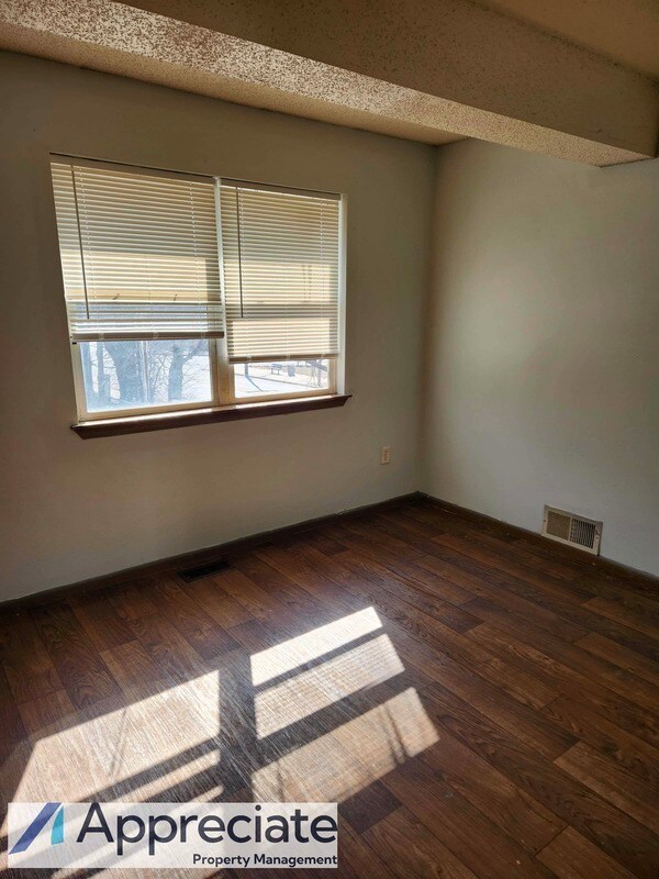 Building Photo - 2637 Delavan Ave