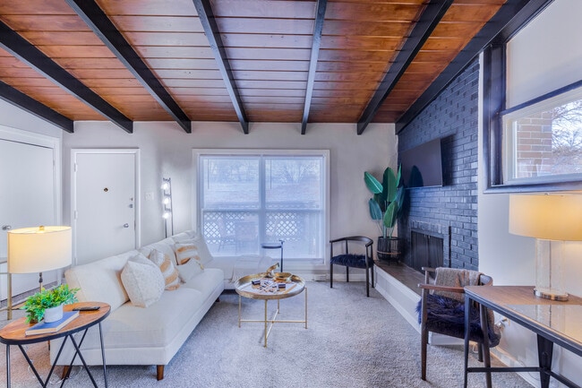 Foto del edificio - 7739 Peach Tree Ln