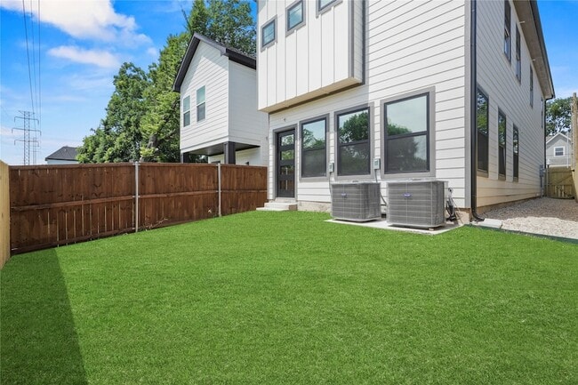 Photo - 420 N Moore St House