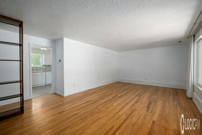 Building Photo - Beautiful Home in Woods Cross!